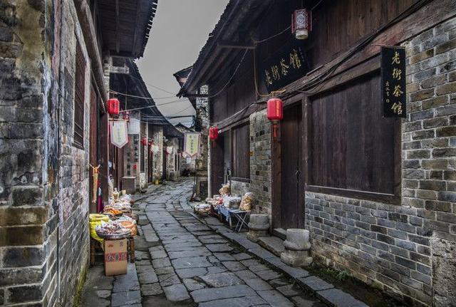 日军把带路的农民当作脚踏石，强行按在水里，稍有反抗性命不保