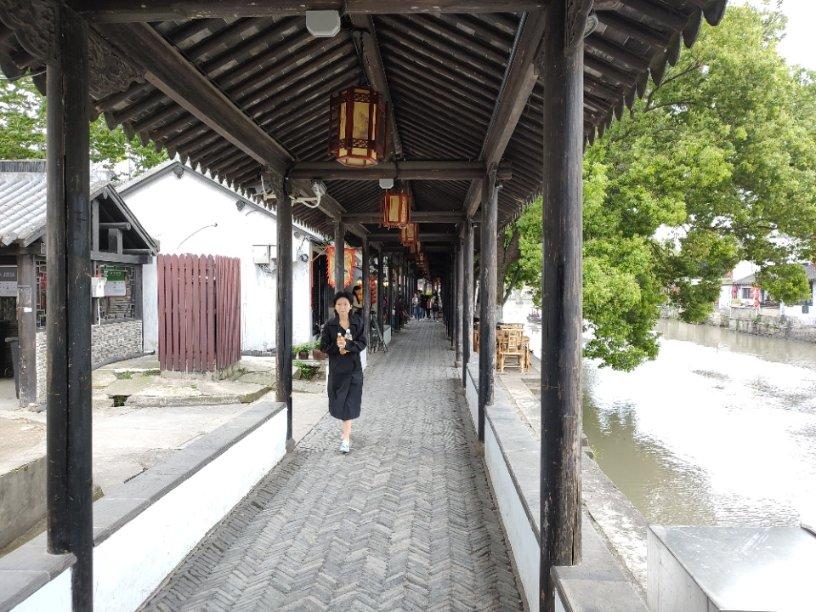 欧阳夏丹钻进草莓大棚：采摘草莓大口吃，此前在西安回民街猛吃美食